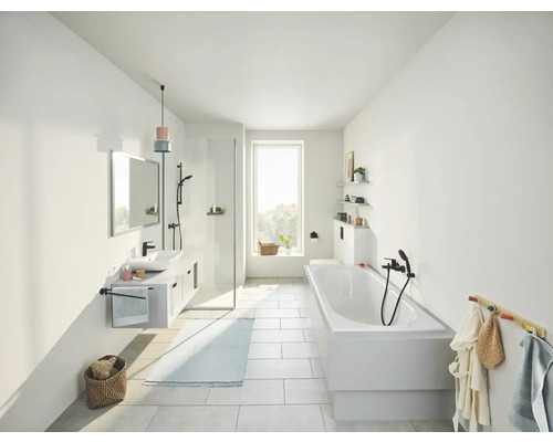 Helles Badezimmer mit Dusche, Badewanne, Waschtisch und Fenster