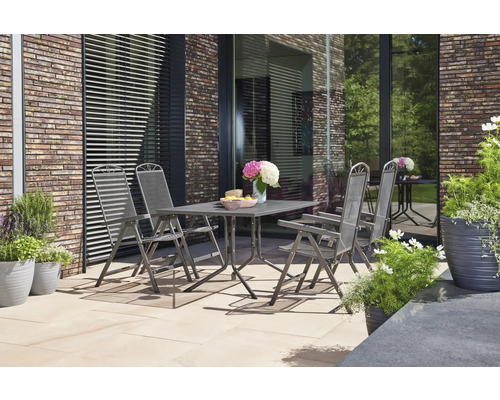 Scène de jardin avec table de jardin et quatre chaises de jardin sur une terrasse