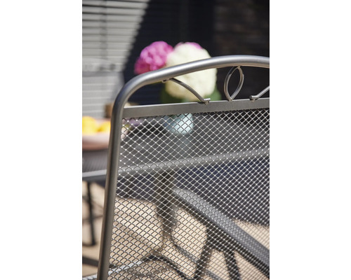 Vue détaillée d''une chaise de jardin en métal avec une structure en filet