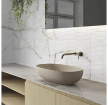 Salle de bains avec meuble-lavabo, vasque à poser, robinetterie et carrelage mural