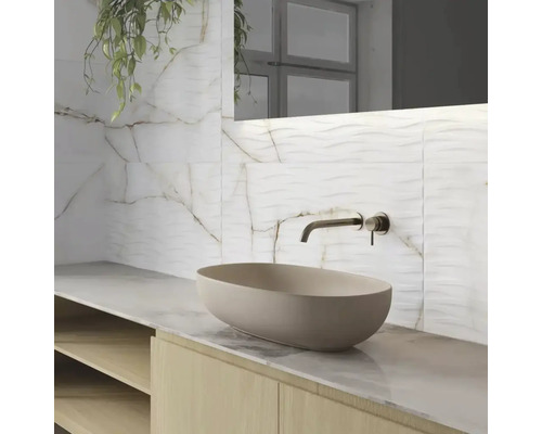 Salle de bains avec meuble-lavabo, vasque à poser, robinetterie et carrelage mural