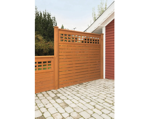 Holzzaun mit dekorativem Gittereinsatz für den Garten