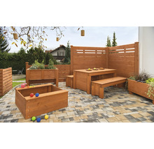 Holzterrasse mit Kindersandkasten, Hochbeet, Tisch, Bänken und Sichtschutz