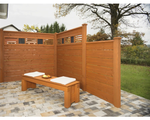 Panneau de protection visuelle en bois avec banc en bois et coussins dans le jardin