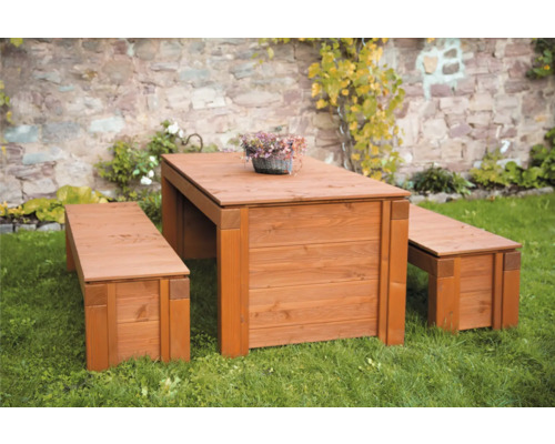 Table de jardin en bois avec deux bancs sur pelouse