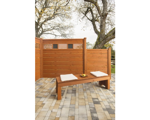 Clôture en bois avec banc et coussins dans le jardin