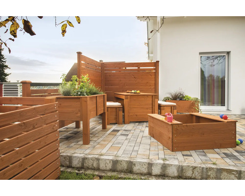 Terrasse en bois avec jardinière surélevée, table, tabouret, bac à sable et pare-vue