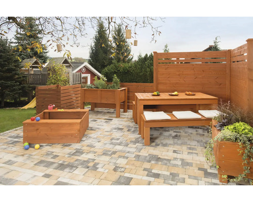 Mobilier de jardin en bois avec table, bancs, bac à sable, jardinières et paravent sur une terrasse