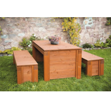 Gartenset aus Holztisch und zwei Holzbänken auf einer Rasenfläche