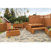 Garten mit Holzzaun, Hochbeet, Sandkiste und Sitzgruppe