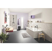 Modernes Badezimmer mit Badewanne, Dusche, Waschbecken und violetten Akzenten
