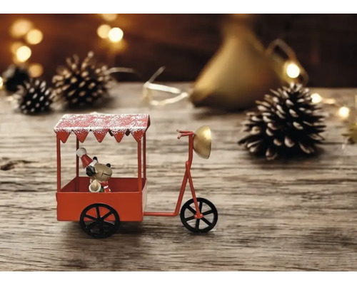 Figurine de vélo décorative avec élan dans une remorque et pommes de pin comme décoration de Noël
