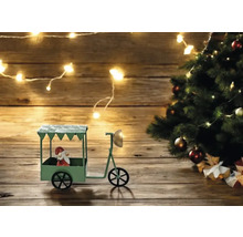 Scène de Noël décorative avec tricycle jouet, figurine de Père Noël, sapin de Noël et guirlande lumineuse