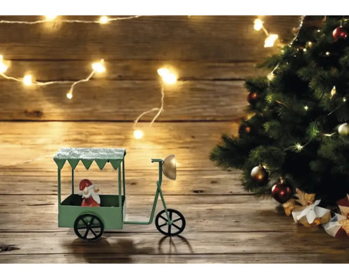 Scène de Noël décorative avec tricycle jouet, figurine de Père Noël, sapin de Noël et guirlande lumineuse