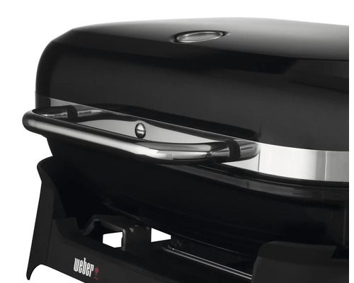 Vue détaillée d''un barbecue électrique noir avec couvercle et poignée