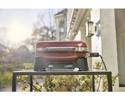 Barbecue électrique Weber Lumin sur une table à l''extérieur