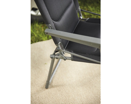 Detailansicht eines Campingstuhls mit grauem Gestell und Netzbezug