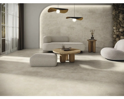 Salon avec carrelage au sol, canapé, fauteuil, table et décoration