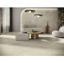 Heller Wohnraum mit Bodenfliesen, Sofa, Sessel und Holztisch