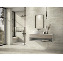 Helles Badezimmer mit Dusche, Waschbecken, Spiegel und horizontal strukturierten Fliesen.