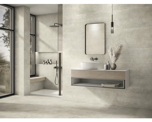 Helles Badezimmer mit Dusche, Waschbecken, Spiegel und horizontal strukturierten Fliesen.