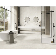 Helles Badezimmer mit Badewanne, Waschtisch, Spiegeln und Dusche.