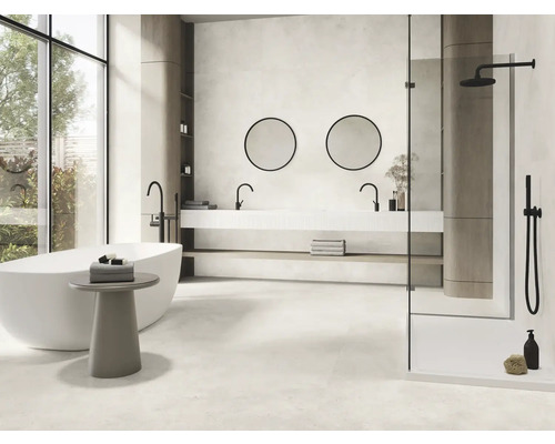 Helles Badezimmer mit Badewanne, Waschtisch, Spiegeln und Dusche.