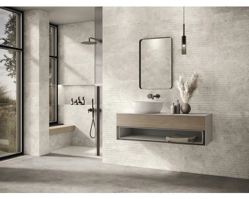 Modernes Badezimmer mit ebenerdiger Dusche, Waschtisch und Spiegel
