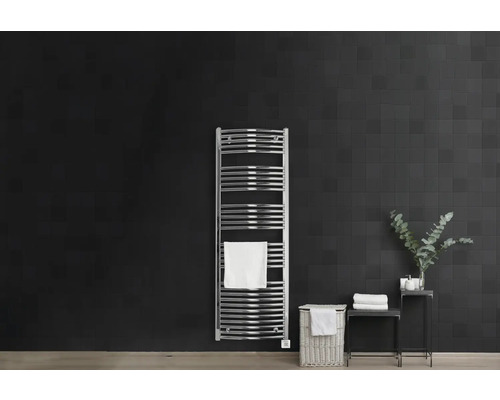 Scène de salle de bains avec sèche-serviettes, panier à linge et table d''appoint