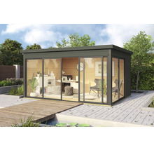 Maison de jardin moderne avec portes coulissantes et mobilier de bureau à l'extérieur.