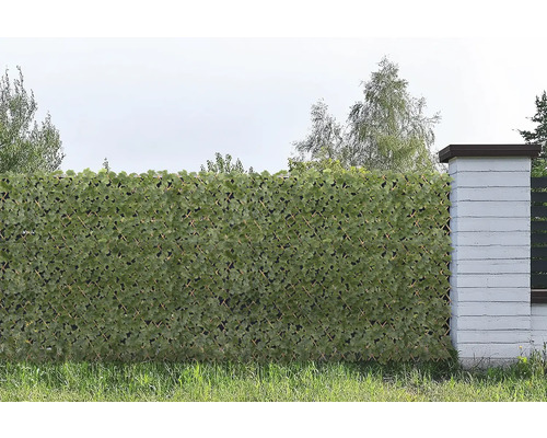 Clôture de confidentialité avec des feuilles artificielles pour la décoration et comme brise-vent dans le jardin.