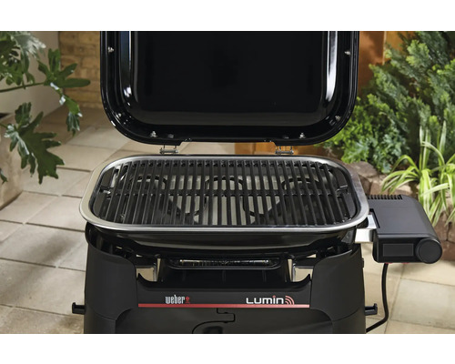 Barbecue électrique Weber Lumin avec couvercle ouvert et grille.