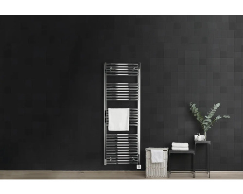 Salle de bains avec sèche-serviettes, panier à linge, serviettes et décoration