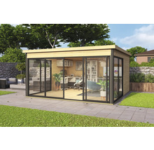 Pavillon de jardin moderne avec façade en verre et mobilier de bureau à l'extérieur.