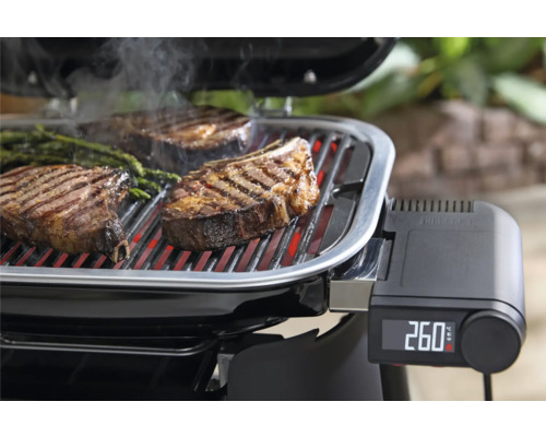 Grill avec steaks et asperges sur la grille