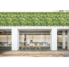 Bürogebäude mit künstlicher grüner Wand, Holzterrasse und modernen Möbeln.