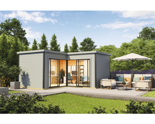 Bureau de jardin moderne avec façade en verre et terrasse avec coin salon dans un écrin de verdure.
