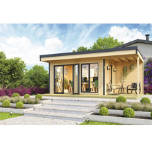 Maison de jardin avec terrasse et portes ouvertes dans un jardin paysager.