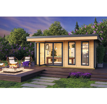 Jardin avec cabanon de jardin en bois, foyer et sièges