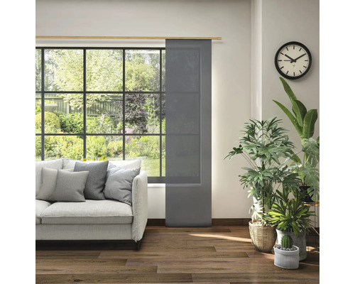 Salon avec store japonais à la fenêtre, canapé et plantes d''intérieur