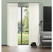 Salon avec des rideaux coulissants devant une fenêtre donnant sur la verdure