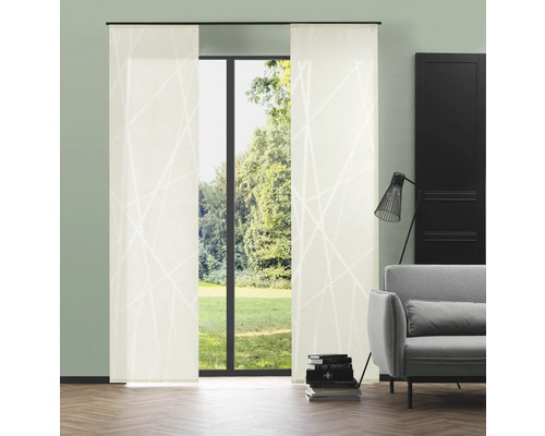 Salon avec des rideaux coulissants devant une fenêtre donnant sur la verdure