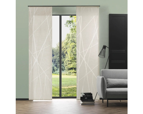 Scène avec des panneaux coulissants devant une fenêtre avec vue sur la verdure.