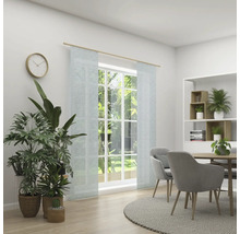 Helles Zimmer mit Fenster, Vorhängen, Esstisch und Zimmerpflanzen