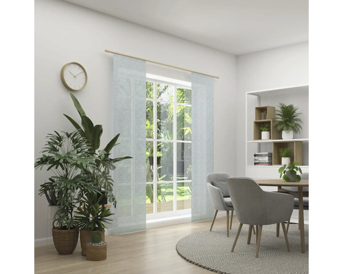 Helles Zimmer mit Fenster, Vorhängen, Esstisch und Zimmerpflanzen