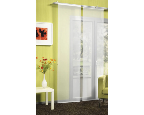 Ambiance d''intérieur décorative avec rideaux coulissants, table et canapé