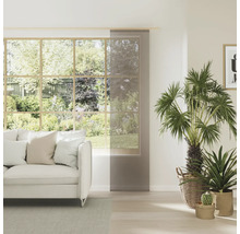 Salon lumineux avec fenêtre, canapé et store japonais pour la décoration et l''intimité.