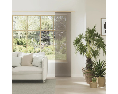 Salon lumineux avec fenêtre, canapé et store japonais pour la décoration et l''intimité.