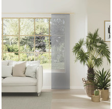 Salon avec rideau coulissant devant la fenêtre, canapé et plantes