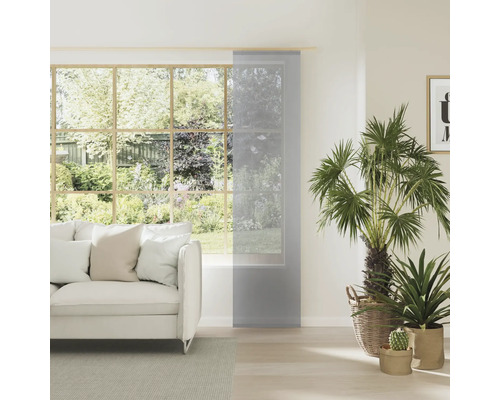 Salon avec rideau coulissant devant la fenêtre, canapé et plantes